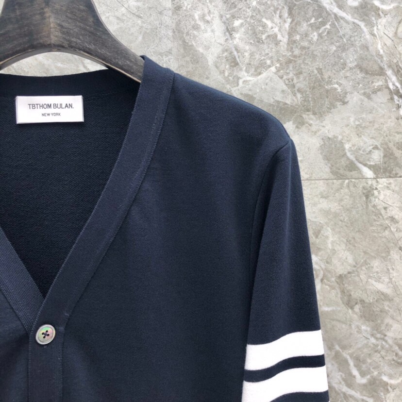 THOM BROWNE 汤姆布朗 TB色织棉开衫有口袋  卫衣材质情侣款开衫码数：00-6  颜色：浅灰
