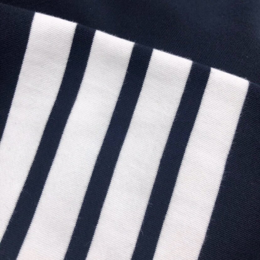 THOM BROWNE 汤姆布朗 TB色织棉开衫有口袋  卫衣材质情侣款开衫码数：00-6  颜色：浅灰