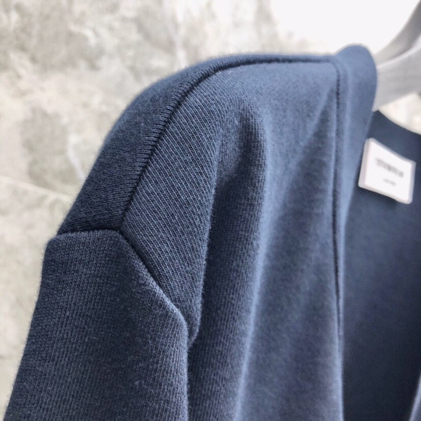 THOM BROWNE 汤姆布朗 TB色织棉开衫有口袋  卫衣材质情侣款开衫码数：00-6  颜色：浅灰