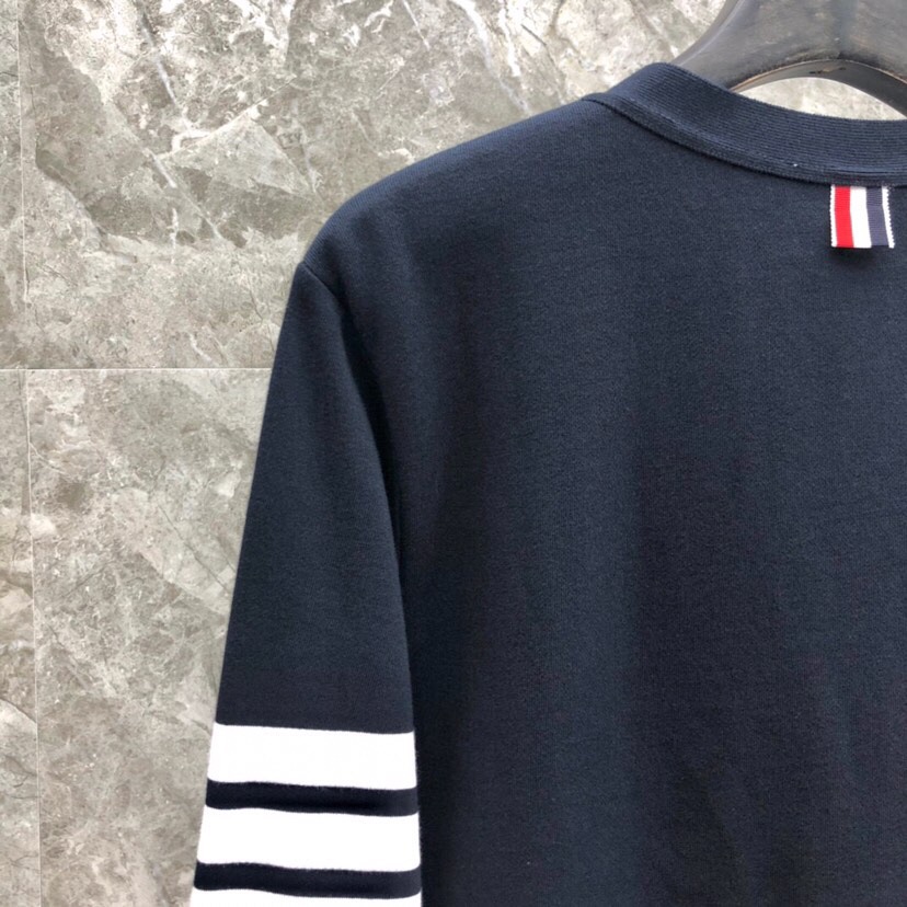 THOM BROWNE 汤姆布朗 TB色织棉开衫有口袋  卫衣材质情侣款开衫码数：00-6  颜色：浅灰