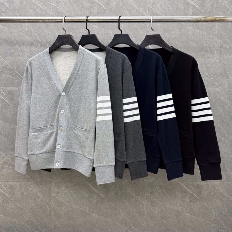 THOM BROWNE 汤姆布朗 TB色织棉开衫有口袋  卫衣材质情侣款开衫码数：00-6  颜色：浅灰