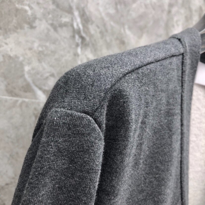 THOM BROWNE 汤姆布朗 TB色织棉开衫有口袋  卫衣材质情侣款开衫码数：00-6  颜色：浅灰