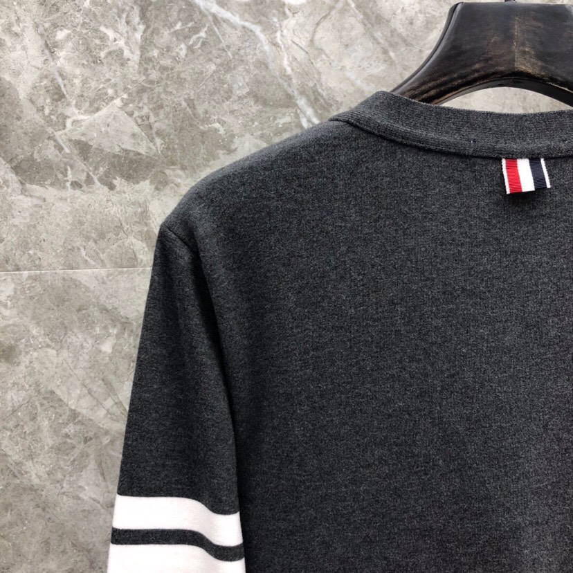 THOM BROWNE 汤姆布朗 TB色织棉开衫有口袋  卫衣材质情侣款开衫码数：00-6  颜色：浅灰
