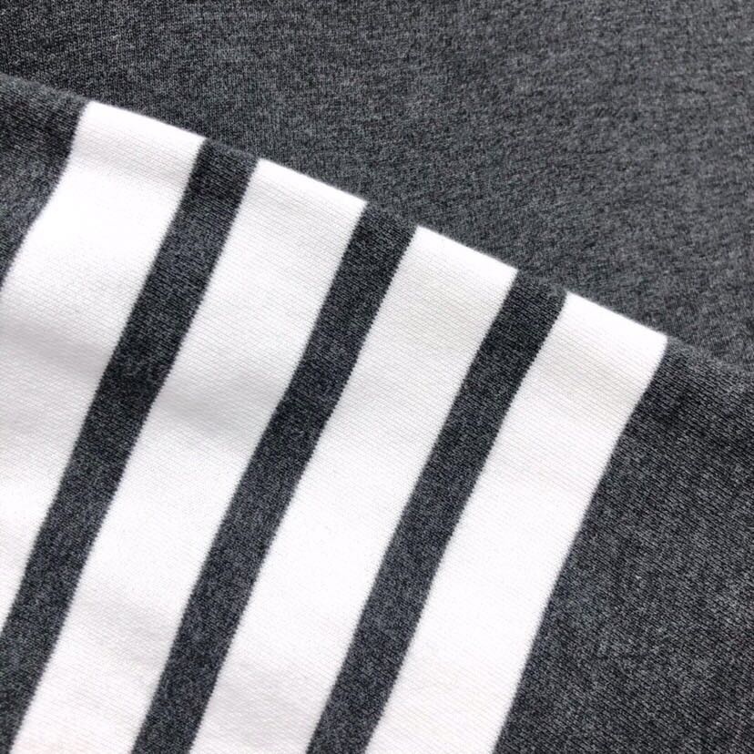 THOM BROWNE 汤姆布朗 TB色织棉开衫有口袋  卫衣材质情侣款开衫码数：00-6  颜色：浅灰