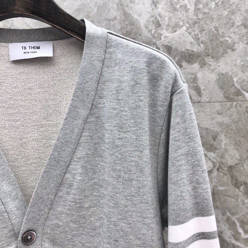 THOM BROWNE 汤姆布朗 TB色织棉开衫有口袋  卫衣材质情侣款开衫码数：00-6  颜色：浅灰