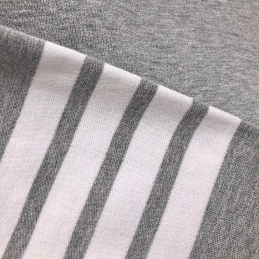 THOM BROWNE 汤姆布朗 TB色织棉开衫有口袋  卫衣材质情侣款开衫码数：00-6  颜色：浅灰