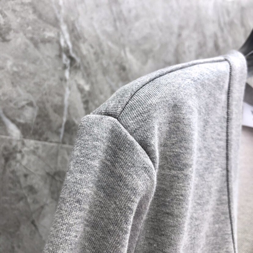 THOM BROWNE 汤姆布朗 TB色织棉开衫有口袋  卫衣材质情侣款开衫码数：00-6  颜色：浅灰