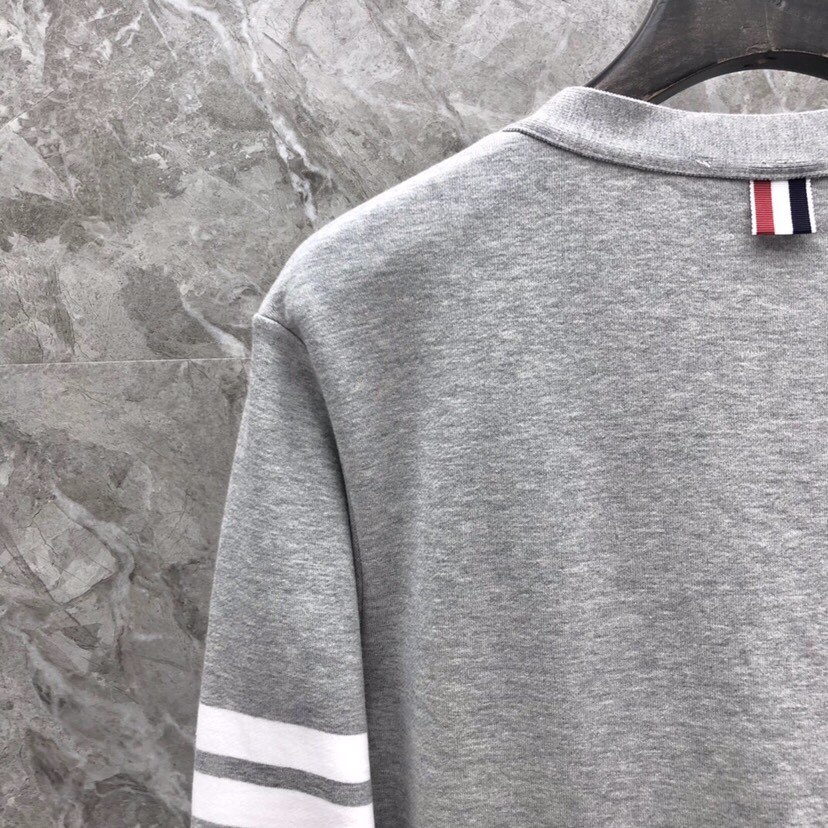 THOM BROWNE 汤姆布朗 TB色织棉开衫有口袋  卫衣材质情侣款开衫码数：00-6  颜色：浅灰