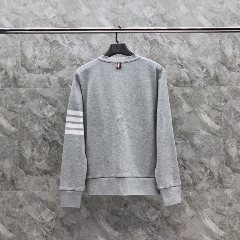THOM BROWNE 汤姆布朗 TB色织棉开衫有口袋  卫衣材质情侣款开衫码数：00-6  颜色：浅灰