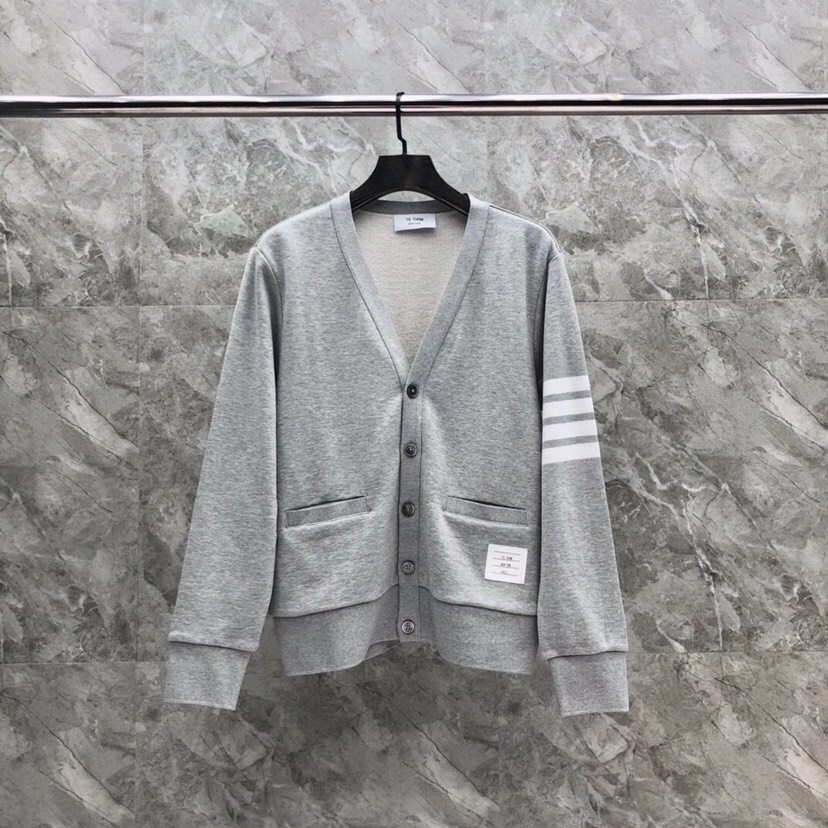 THOM BROWNE 汤姆布朗 TB色织棉开衫有口袋  卫衣材质情侣款开衫码数：00-6  颜色：浅灰