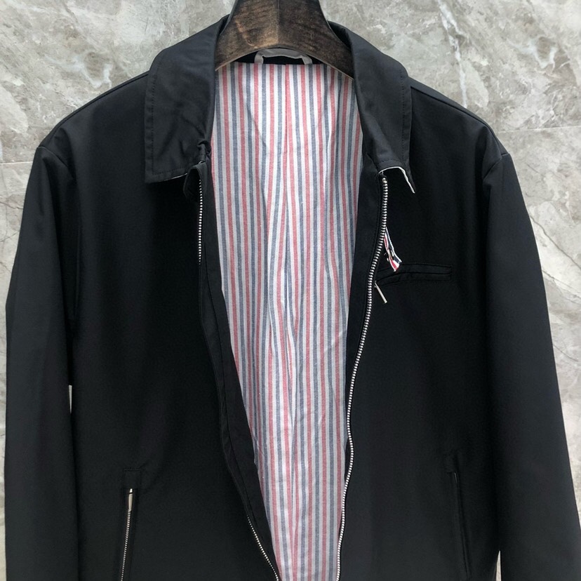THOM BROWNE 汤姆布朗 TB百搭双侧织带双层休闲夹克外套，翻领夹克外套码数：1-4  颜色：灰
