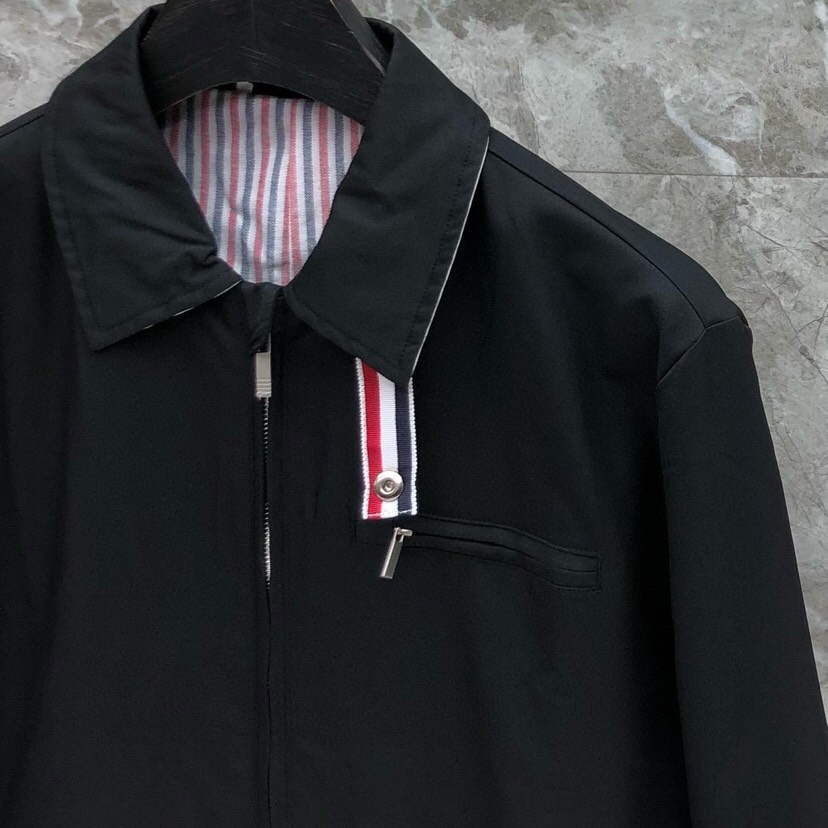 THOM BROWNE 汤姆布朗 TB百搭双侧织带双层休闲夹克外套，翻领夹克外套码数：1-4  颜色：灰