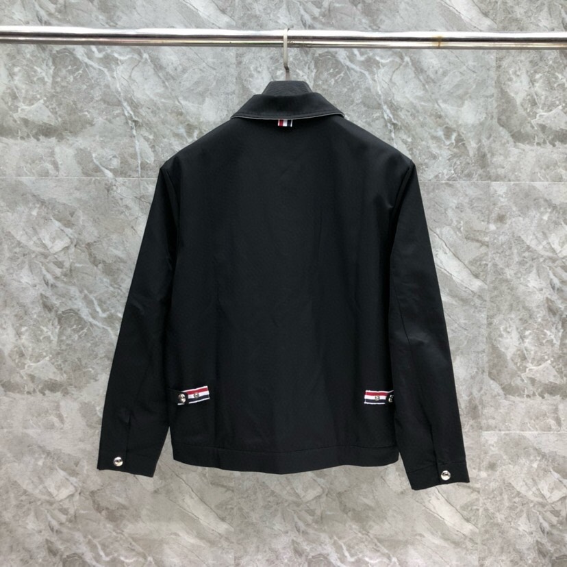 THOM BROWNE 汤姆布朗 TB百搭双侧织带双层休闲夹克外套，翻领夹克外套码数：1-4  颜色：灰