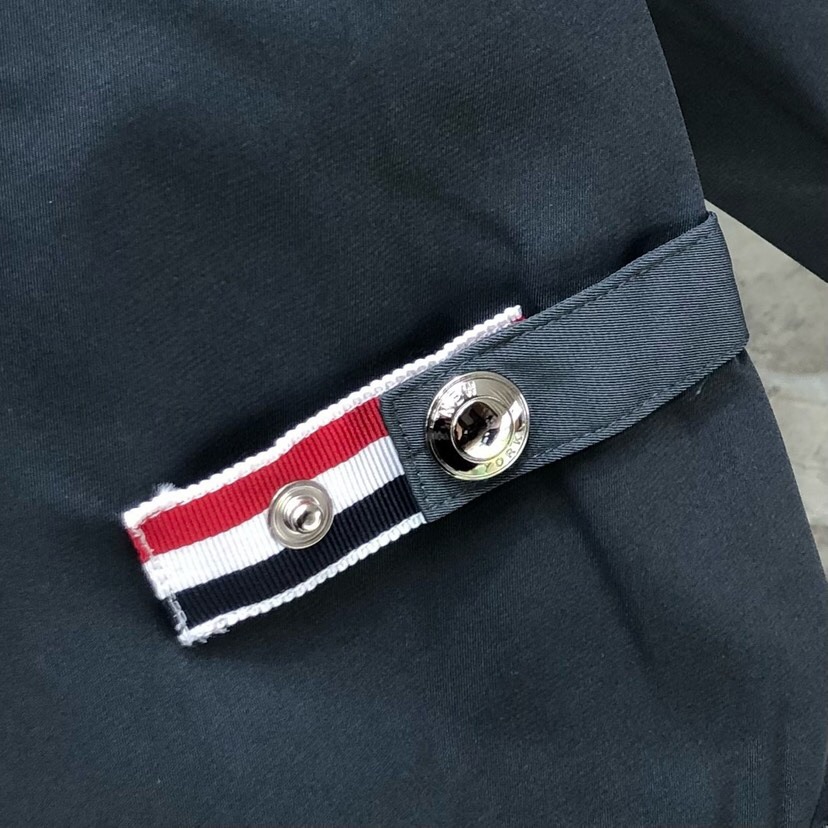 THOM BROWNE 汤姆布朗 TB百搭双侧织带双层休闲夹克外套，翻领夹克外套码数：1-4  颜色：灰