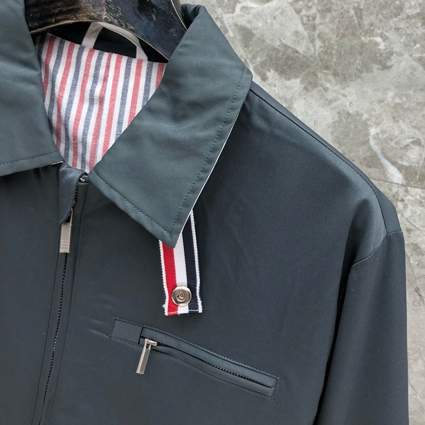THOM BROWNE 汤姆布朗 TB百搭双侧织带双层休闲夹克外套，翻领夹克外套码数：1-4  颜色：灰