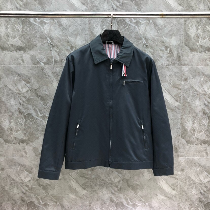 THOM BROWNE 汤姆布朗 TB百搭双侧织带双层休闲夹克外套，翻领夹克外套码数：1-4  颜色：灰