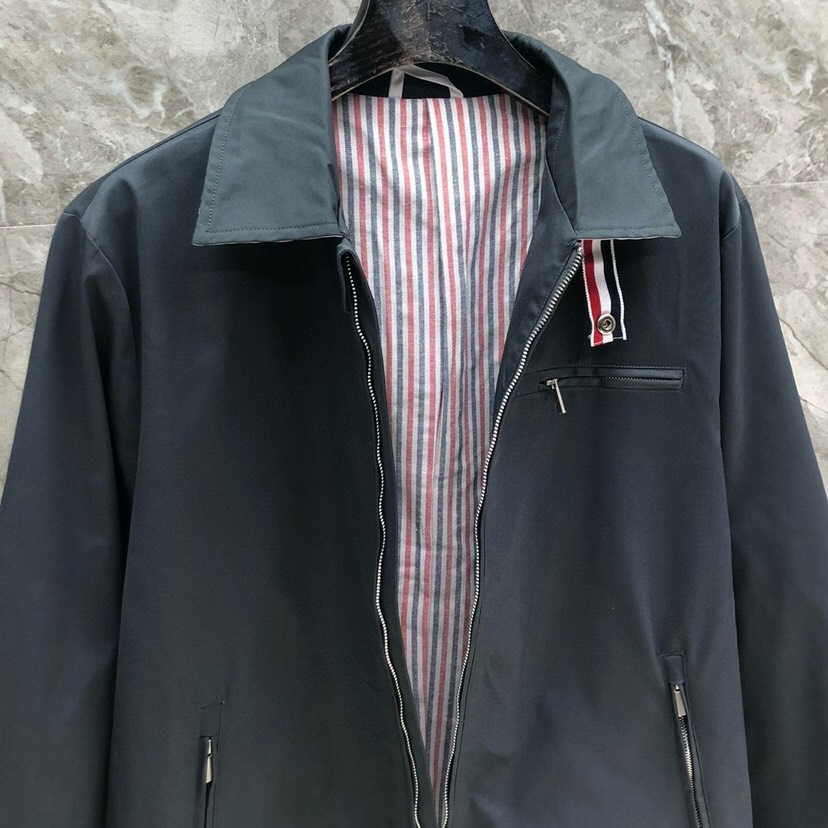 THOM BROWNE 汤姆布朗 TB百搭双侧织带双层休闲夹克外套，翻领夹克外套码数：1-4  颜色：灰