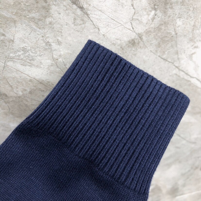 THOM BROWNE 汤姆布朗 TB左肩织带圆领毛衣 颜色：灰色、藏青色  码数：1-4（下单请报身高