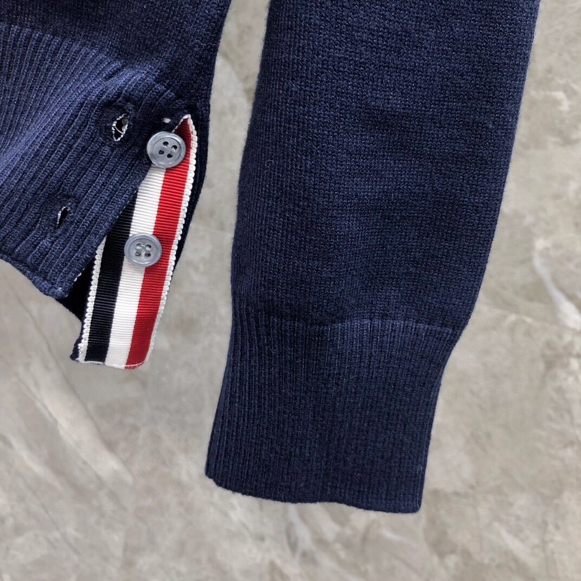 THOM BROWNE 汤姆布朗 TB左肩织带圆领毛衣 颜色：灰色、藏青色  码数：1-4（下单请报身高