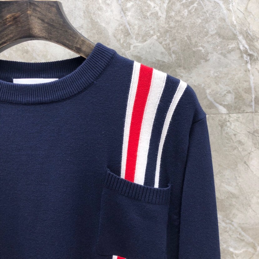 THOM BROWNE 汤姆布朗 TB左肩织带圆领毛衣 颜色：灰色、藏青色  码数：1-4（下单请报身高