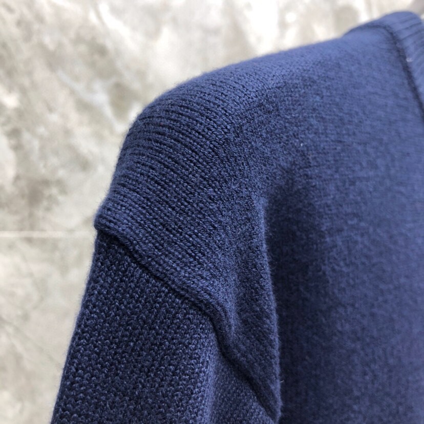 THOM BROWNE 汤姆布朗 TB左肩织带圆领毛衣 颜色：灰色、藏青色  码数：1-4（下单请报身高