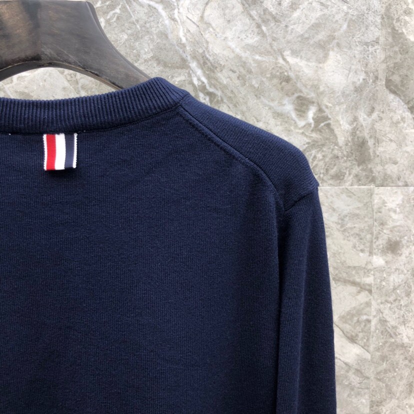 THOM BROWNE 汤姆布朗 TB左肩织带圆领毛衣 颜色：灰色、藏青色  码数：1-4（下单请报身高