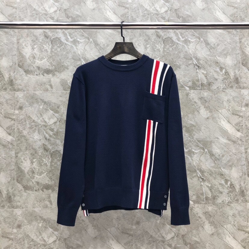THOM BROWNE 汤姆布朗 TB左肩织带圆领毛衣 颜色：灰色、藏青色  码数：1-4（下单请报身高