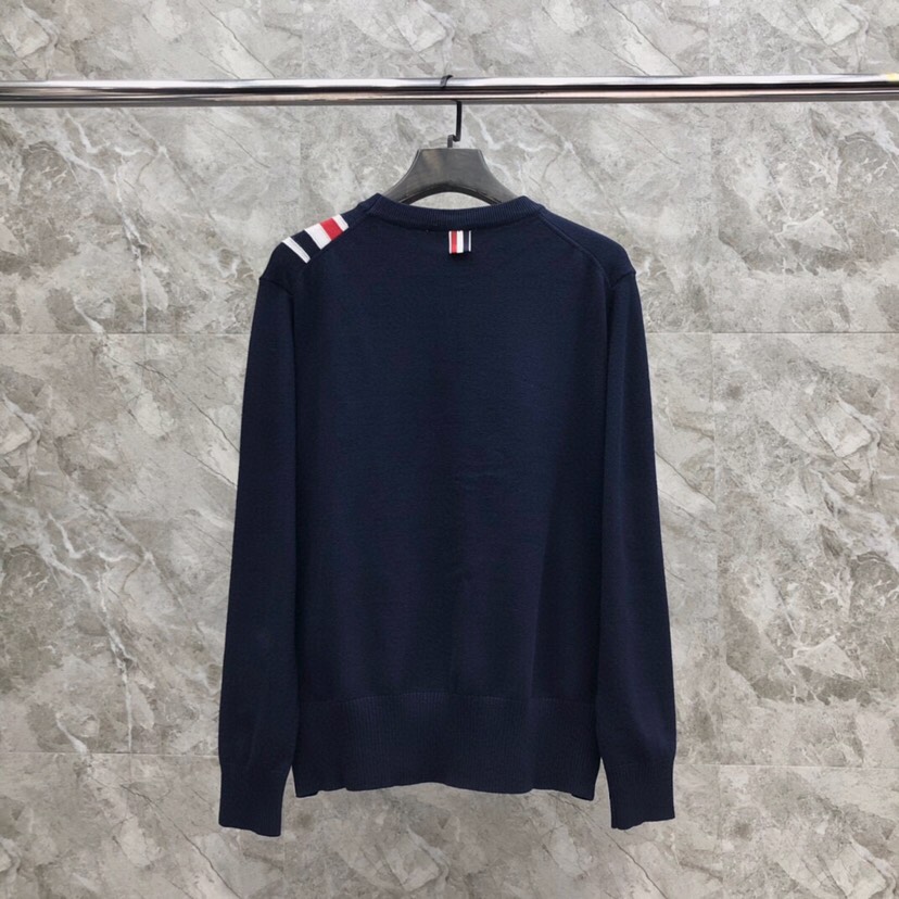 THOM BROWNE 汤姆布朗 TB左肩织带圆领毛衣 颜色：灰色、藏青色  码数：1-4（下单请报身高