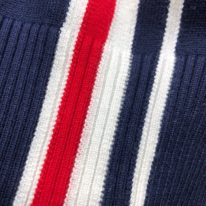 THOM BROWNE 汤姆布朗 TB左肩织带圆领毛衣 颜色：灰色、藏青色  码数：1-4（下单请报身高