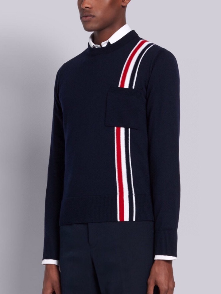 THOM BROWNE 汤姆布朗 TB左肩织带圆领毛衣 颜色：灰色、藏青色  码数：1-4（下单请报身高