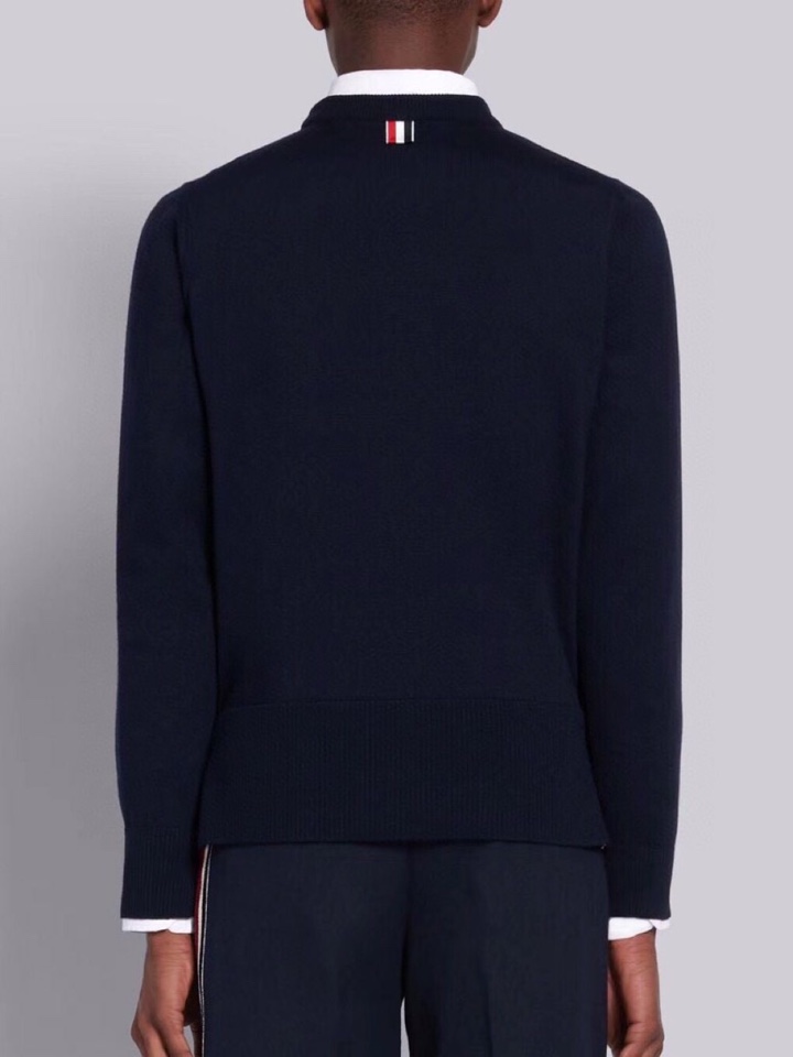 THOM BROWNE 汤姆布朗 TB左肩织带圆领毛衣 颜色：灰色、藏青色  码数：1-4（下单请报身高