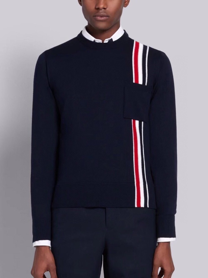 THOM BROWNE 汤姆布朗 TB左肩织带圆领毛衣 颜色：灰色、藏青色  码数：1-4（下单请报身高