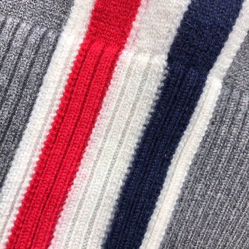 THOM BROWNE 汤姆布朗 TB左肩织带圆领毛衣 \n颜色：灰色、藏青色  码数：1-4\n（下单