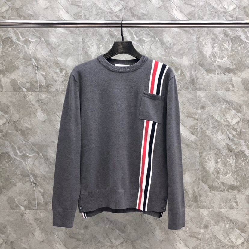 THOM BROWNE 汤姆布朗 TB左肩织带圆领毛衣 颜色：灰色、藏青色  码数：1-4（下单请报身高