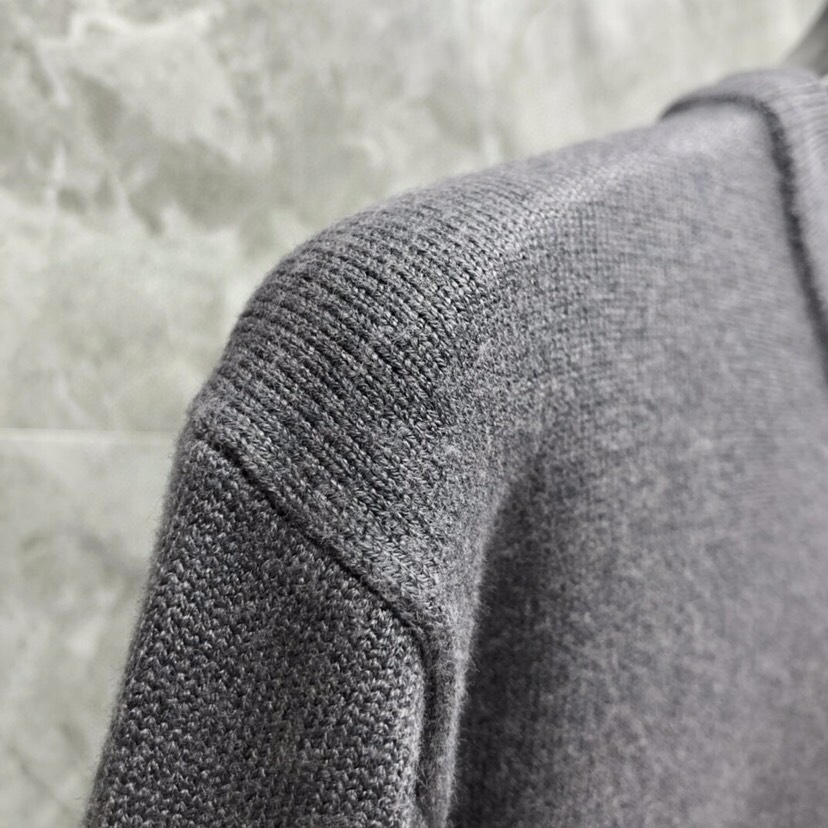 THOM BROWNE 汤姆布朗 TB左肩织带圆领毛衣 \n颜色：灰色、藏青色  码数：1-4\n（下单