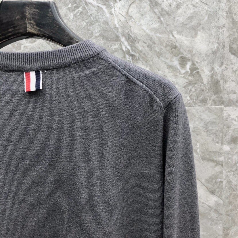 THOM BROWNE 汤姆布朗 TB左肩织带圆领毛衣 \n颜色：灰色、藏青色  码数：1-4\n（下单
