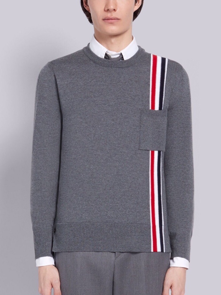 THOM BROWNE 汤姆布朗 TB左肩织带圆领毛衣 颜色：灰色、藏青色  码数：1-4（下单请报身高