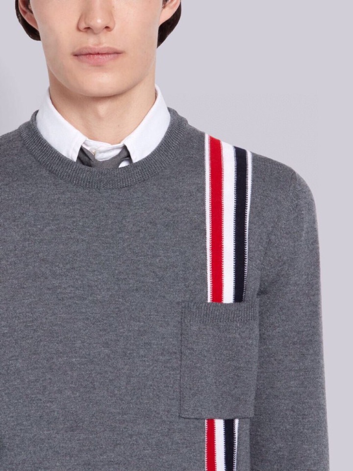 THOM BROWNE 汤姆布朗 TB左肩织带圆领毛衣 颜色：灰色、藏青色  码数：1-4（下单请报身高