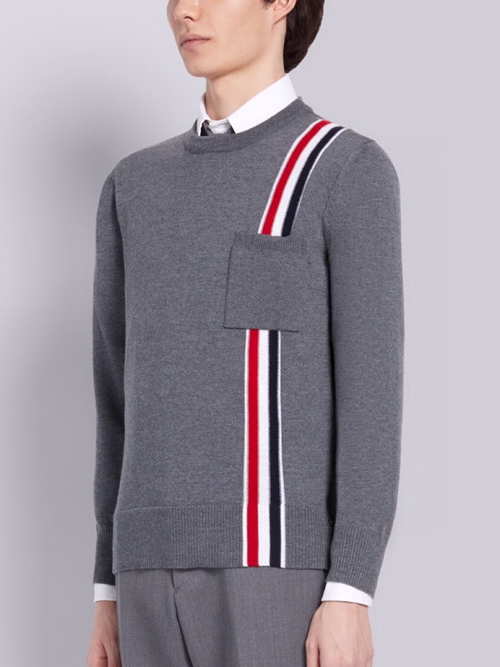 THOM BROWNE 汤姆布朗 TB左肩织带圆领毛衣 颜色：灰色、藏青色  码数：1-4（下单请报身高