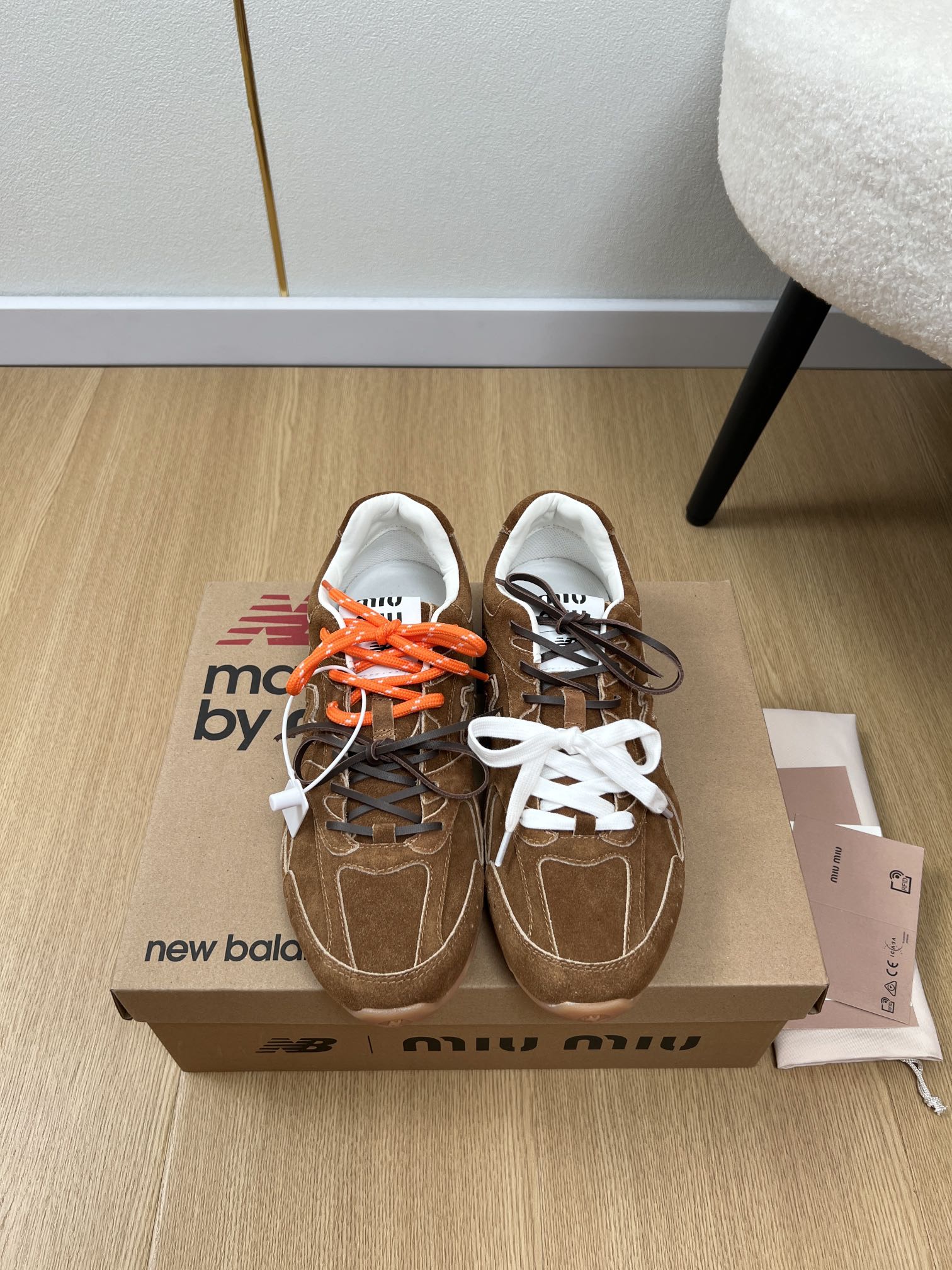 NO:546049,Co-branded couple model MiuMiu x New Balance | Spring and summer new products, counter new models co-branded casual sports shoes Forrest Gump shoes, Dessert shoes series, love at first sight, Xiaohongshu strongly recommends models, looks good no matter how you match it, a must-have for fashionable styles, ins foreign bloggers recommend, all celebrities and internet celebrities on the Internet are following this model. Original purchase and development, Miu Miu x New Balance classic NB sneakers have drawn inspiration and launched its own iterative version SL. The sneakers adopt a deconstruction and lightweight design, with brown and beige color matching, with a bit of antique old fabric covering New Balance The outline, deliberately worn and uneven leather tones, gives the buckle shoes a different personality. This co-branded shoe is equipped with a pair of shoelaces, including white, orange, brown and yellow shoelaces, creating a casual tying feeling, giving it a bit more overall feeling. Boyish and sexy upper Original imported beef reverse velvet/cowhide inner Imported sheepskin splicing breathable net Outsole Original open mold beef tendon outsole Size 35-40 Male 39-45 (Female 40 Male 45 Customized) Women 300 Male 310 Male 310 Male styling 10, casual shoes/sports shoes, miumiu, sneakers, cowhide, sheepskin19860909联名款情侣款 MiuMiu x New Balance |  春夏新品 专柜新款爆款联名 休闲 运动鞋 阿甘鞋 德训鞋系列 一见钟情 小红书力推款,怎么搭配都好看,时髦精必备,ins国外博主超推荐 全网明星网红都在跟风这个款. 原版购入开发做货 Miu Miu x New Balance 经典NB运动鞋中汲取灵感推出了自己的迭代版本SL.该运动鞋采用解构和轻盈的设计,有棕色和米色配色,带点彷旧日的布料包覆着 New Balance 的轮廓,刻意磨损、不均匀的皮革色调,让波鞋多了不同的个性这款联名鞋款配有双鞋带设计,包括白色、橙色、棕色和黄色鞋带,营造出随性系起的感觉,为整体感又多了几分 Boyish 以及率性感 鞋面 原版进口牛反绒/牛皮 内里 进口羊皮拼接透气网 大底 原版开模牛筋大底 码数 女35-40男39-45（女40男45定制） 女300 男310檫色款10,休闲鞋/运动鞋,miumiu,sneakers,cowhide,sheepskin,Women's Shoes