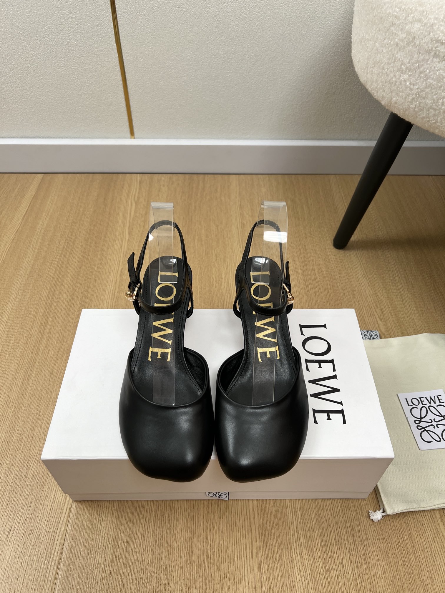 NO:546036,LOEVE | Spring and summer new products The latest high-heeled sandals series of counters Xiaohongshu promotes a popular slipper. Super cute. A must-have for fashionable people. There is no complicated decoration. It has excellent vintage. It is pure and minimalist. It is neat and poetic. Super versatile. Upper. Original imported lambskin. Inner. Sheepskin. Outsole. Original open-model genuine leather outsole. Heel height. 5cm/9cm. Size 35-42 (40.41.42 customized). High heels sandals. Loewe. Loewe. Loewe. Sandals. High heels. Loewe. Loewe. Sandals. High heels. Slippers. Sheepskin. Leather soles.19860909LOEVE 罗意威 |  春夏新品 专柜最新爆款高跟凉鞋系列 小红书力推爆款的一款拖鞋 超级可爱 时髦精绝对不能错过的必入款,没有任何繁杂装饰,质感极好的vintage感,纯粹和极简做得利落又诗意 超级百搭款 鞋面 原版进口小羊皮 内里 羊皮 大底 原版开模真皮大底  跟高 5cm/9cm 码数 35-42（40.41.42定制）,高跟鞋凉鞋,loewe,loewe,sandals,high heels,slippers,sheepskin,Leather soles,Women's Shoes