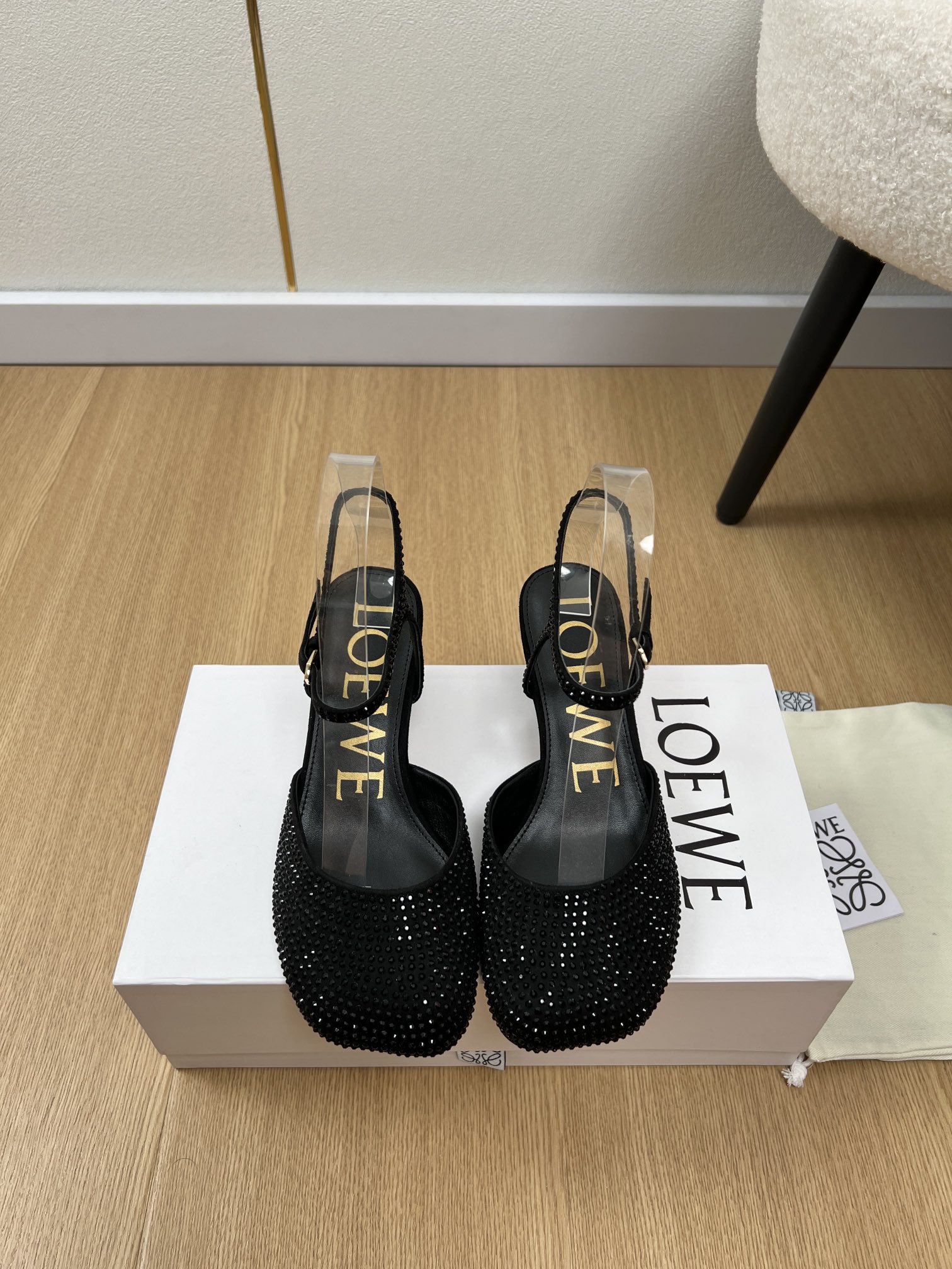 NO:546043,LOEVE | Spring and summer new products The latest hot diamond high heel sandal series of counter Xiaohongshu promotes a popular slipper. Super cute. A must-have for fashionable people. There is no complicated decoration. It has excellent vintage. It is pure and minimalist. It is neat and poetic. Super versatile. Upper. Original imported cashmere. Inner. Sheepskin. Outsole. Original open-model genuine leather outsole. Heel height. 5cm/9cm. Size 35-42 (40.41.42 customized). High heels sandals. Loewe. Loewe. Loewe. Sandals. High heels. Loewe. Loewe. Sandals. High heels. Slippers. Sheepskin. Leather soles.19860909LOEVE 罗意威 |  春夏新品 专柜最新爆烫钻高跟凉鞋系列 小红书力推爆款的一款拖鞋 超级可爱 时髦精绝对不能错过的必入款,没有任何繁杂装饰,质感极好的vintage感,纯粹和极简做得利落又诗意 超级百搭款 鞋面 原版进口羊绒 内里 羊皮 大底 原版开模真皮大底  跟高 5cm/9cm 码数 35-42（40.41.42定制）,高跟鞋凉鞋,loewe,loewe,sandals,high heels,slippers,sheepskin,Leather soles,Women's Shoes