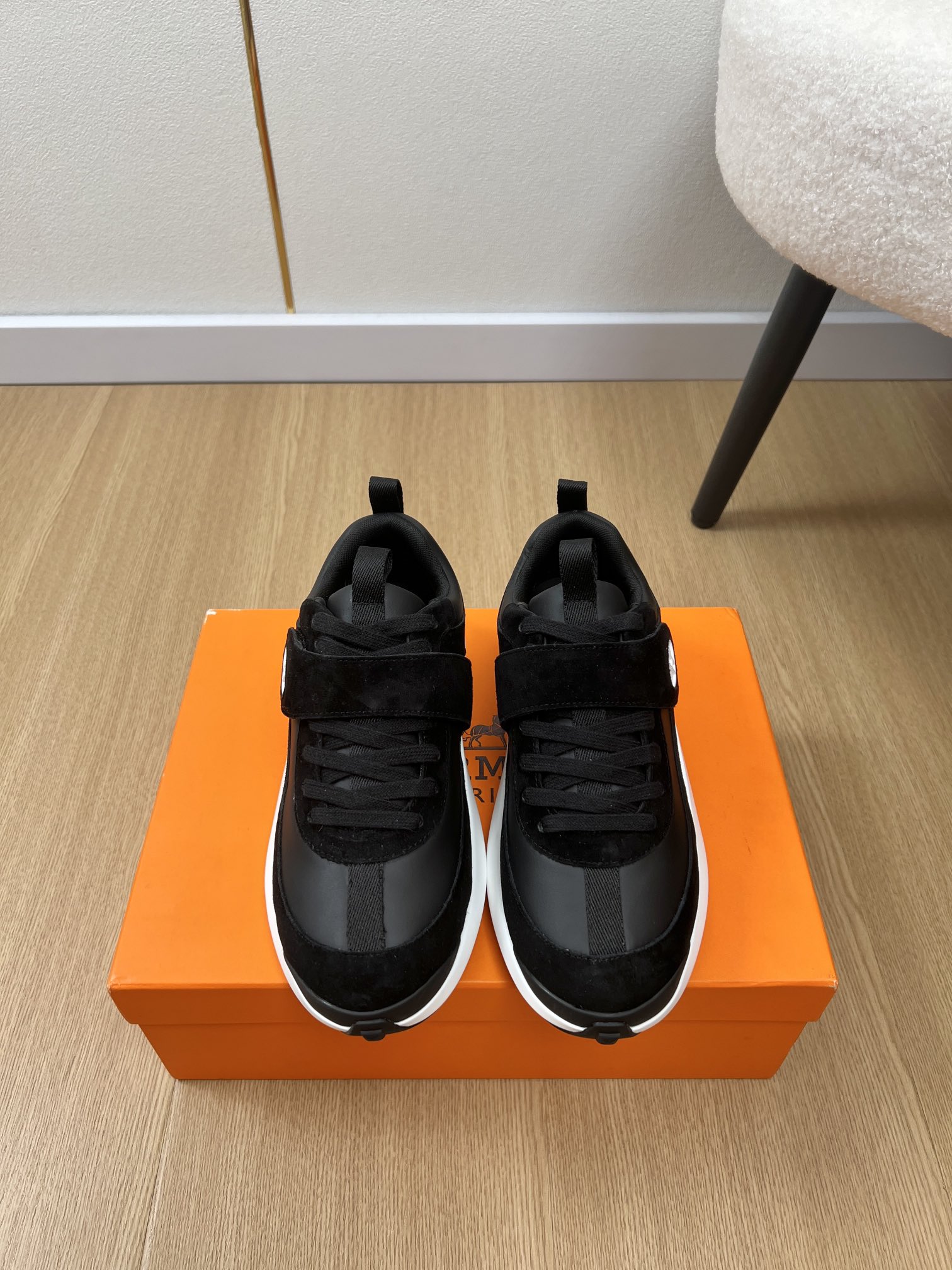 NO:546040,Couple model HERMES Hermes | H's latest popular Velcro thick-soled casual shoes series. Recommended by major bloggers, Forrest Gump training shoes, which never fades, is definitely a must-have for everyone to get, and it looks good no matter how you match it, it is easy to wear and easy to match, and it is easy to match, and it feels comfortable and has a great feeling. It is matched with various colored socks, and it is very fashionable. Super beautiful and versatile. Upper calfskin/cow back velvet. Inner original custom breathable net. Outsole original open mold and outsole heel height 3cm. Size 35-41 male 39-46 (female 40.41 male 45.46 customized) for women, casual shoes/sports shoes, hermes, hermes, sneakers, slippers, cowhide, socks19860909情侣款HERMES爱马仕| H家最新款爆款魔术贴厚底休闲鞋系列 各大博都主有荐推的 永不褪色的阿甘训德鞋 绝对人手入必的德训白小鞋&夏天真的太需要百搭拖鞋了,怎么搭配都好看,好穿又好搭配随意且高级的感觉舒适度也很棒,搭配各种彩色袜子,潮爆了 超好看百搭 鞋面小牛皮/牛反绒 内里原版定制透气网里 大底原版开模大底 跟高3cm 码数女35-41男39-46（女40.41男45.46定制） 女 男款,休闲鞋/运动鞋,hermes,hermes,sneakers,slippers,cowhide,socks,Women's Shoes