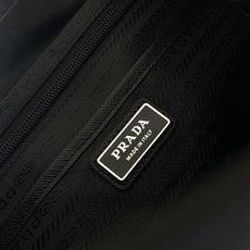 🎉新款双肩背包🎉2VZ110A双肩带🎉🎉这款Re-Nylon双肩背包采用经典尼龙面料设计,顶级五金,融合 🎉新款双肩背包🎉2VZ110A双肩带🎉🎉这款Re-Nylon双肩背包采用经典尼龙面料设计,顶级五金,融合