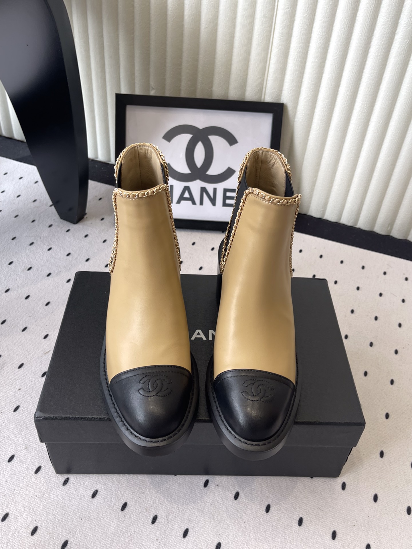 NO:543745,Chanel autumn and winter new short boots, high-version shipment, this season's must-have items for autumn and winter, Xiaohongshu, strongly recommended style, fashionable and exquisite, the upper is made of top layer cowhide, sheepskin footbed, Italian leather outsole Size: 35-39 (ordered by 40/41), boots, chanel, boots, cowhide, sheepskin, Leather soles19860909Chanel秋冬新款短靴 高版本出货 本季秋冬季必备单品小红书力推款时髦精必备 鞋面采用头层牛皮 羊皮垫脚 意大利真皮大底 Size: 35-39（40/41订）,靴子,chanel,boots,cowhide,sheepskin,Leather soles,Women's Shoes