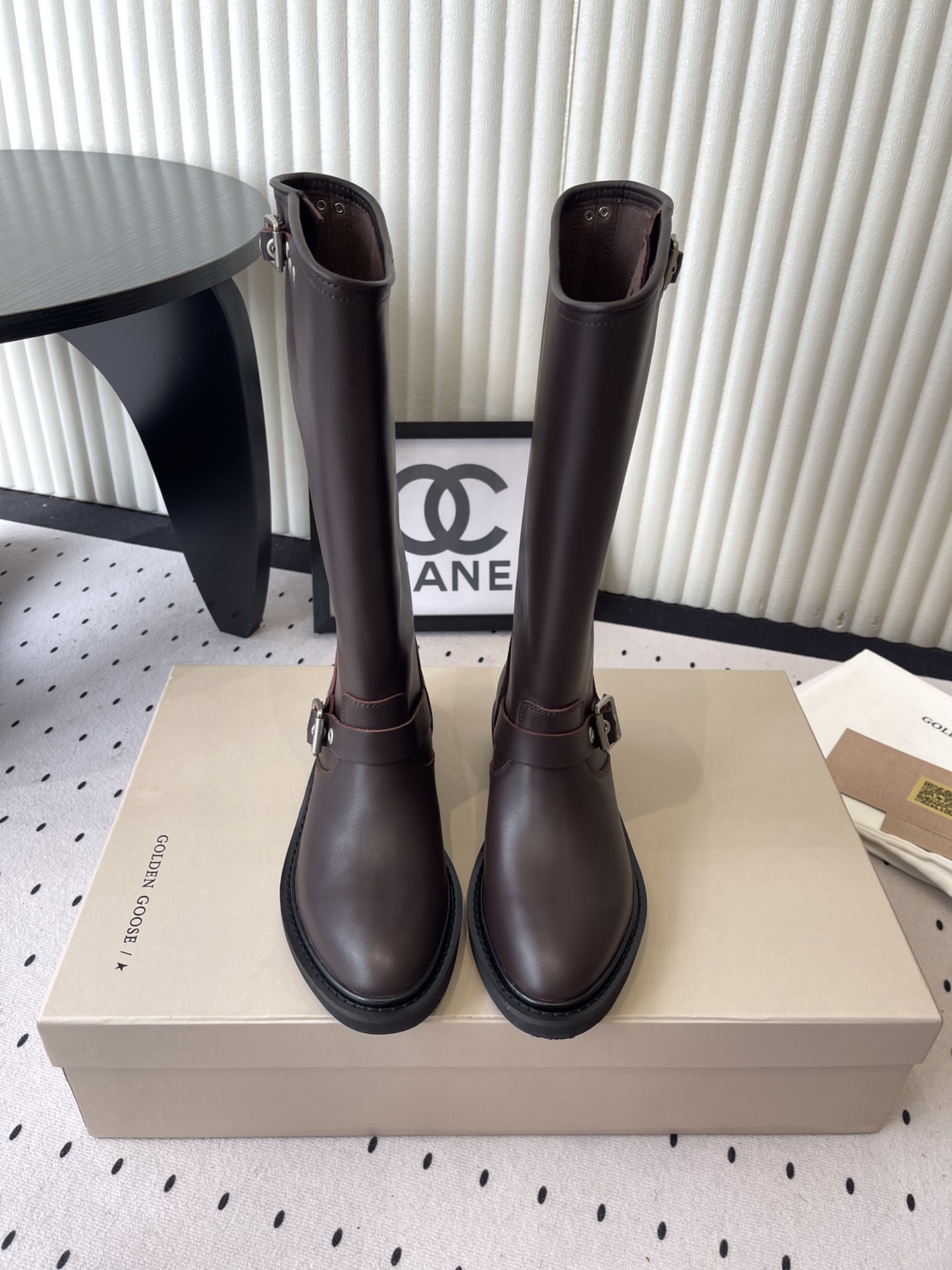 NO:543747,GGDB Golden Goos* 25ss retro long knight boots are made of high-quality genuine leather, with delicate texture and durable texture, and can present a good luster. It is a high-tube rider boot style, with metal buckle elements, adding a retro and cool style; the shoe shape is neat and the boots are moderate in height, which has a good modification effect on the leg lines. It can be matched with a black leather jacket, black leggings, and metal texture accessories to create a cool and handsome look in the motorcycle style. The dark brown style can be matched with a plaid suit and high-waist straight jeans to create a retro and modern atmosphere. Cowhide upper cowhide inner cowhide original open-soled sole SIZE35-40 size, boots, boots, jeans, jackets & coats, business suit, cowhide19860909GGDB Golden Goos* 25ss复古长筒骑士靴 采用优质真皮制作,质感细腻且耐用,能呈现出良好的光泽感.属于高筒骑士靴款式,鞋身带有金属扣饰元素,增添了复古与酷感风格；鞋型利落,靴筒高度适中,对腿部线条有较好的修饰作用. 可搭配黑色皮夹克、黑色紧身裤,再配上金属质感的配饰,打造出机车风的酷帅造型.深棕色款可搭配格纹西装、高腰直筒牛仔裤,营造出复古摩登的氛围. 鞋面牛皮 内里牛皮 大底原版开模大底 SIZE35-40码,靴子,boots,jeans,jackets & coats,business suit,cowhide,Women's Shoes