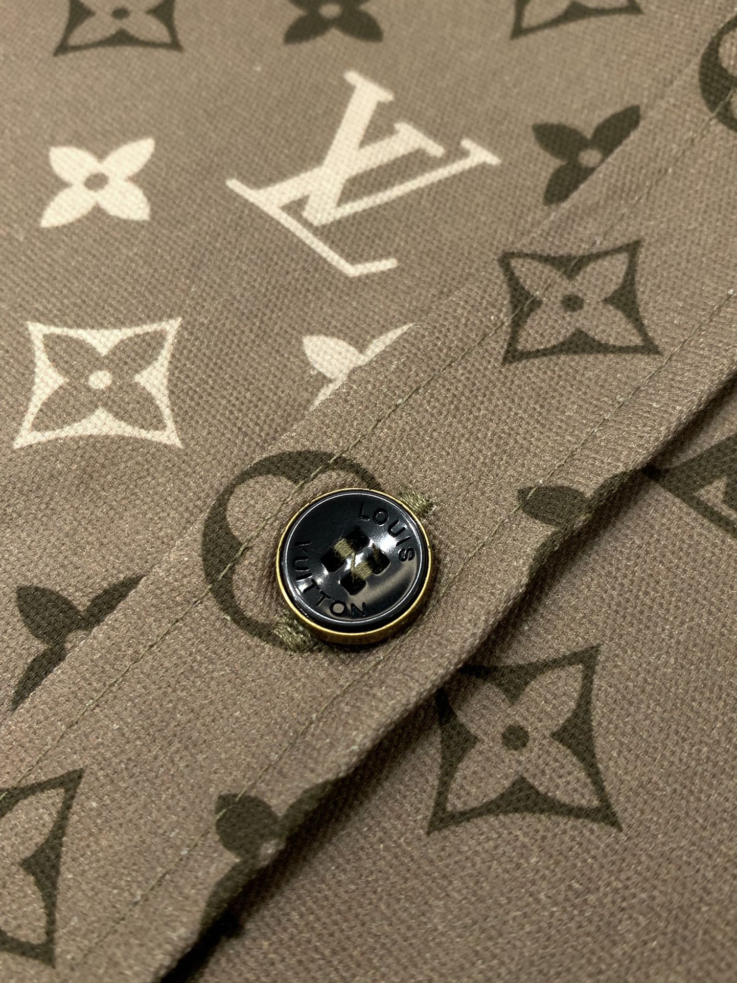 ，LouisVuitton 路易威登，2025秋季最新款，专柜同步有售，原单狠货，时尚休闲长袖衬衫外套，