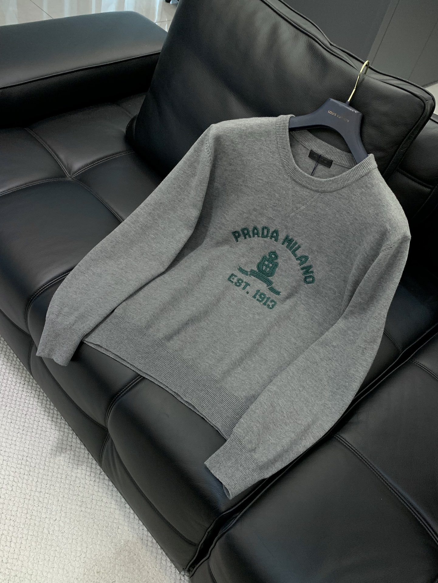 ，PRADA 普拉达，2025秋季最新品，专柜同步有售，时尚休闲圆领长袖针织毛衣，进口原版面料，做工极为