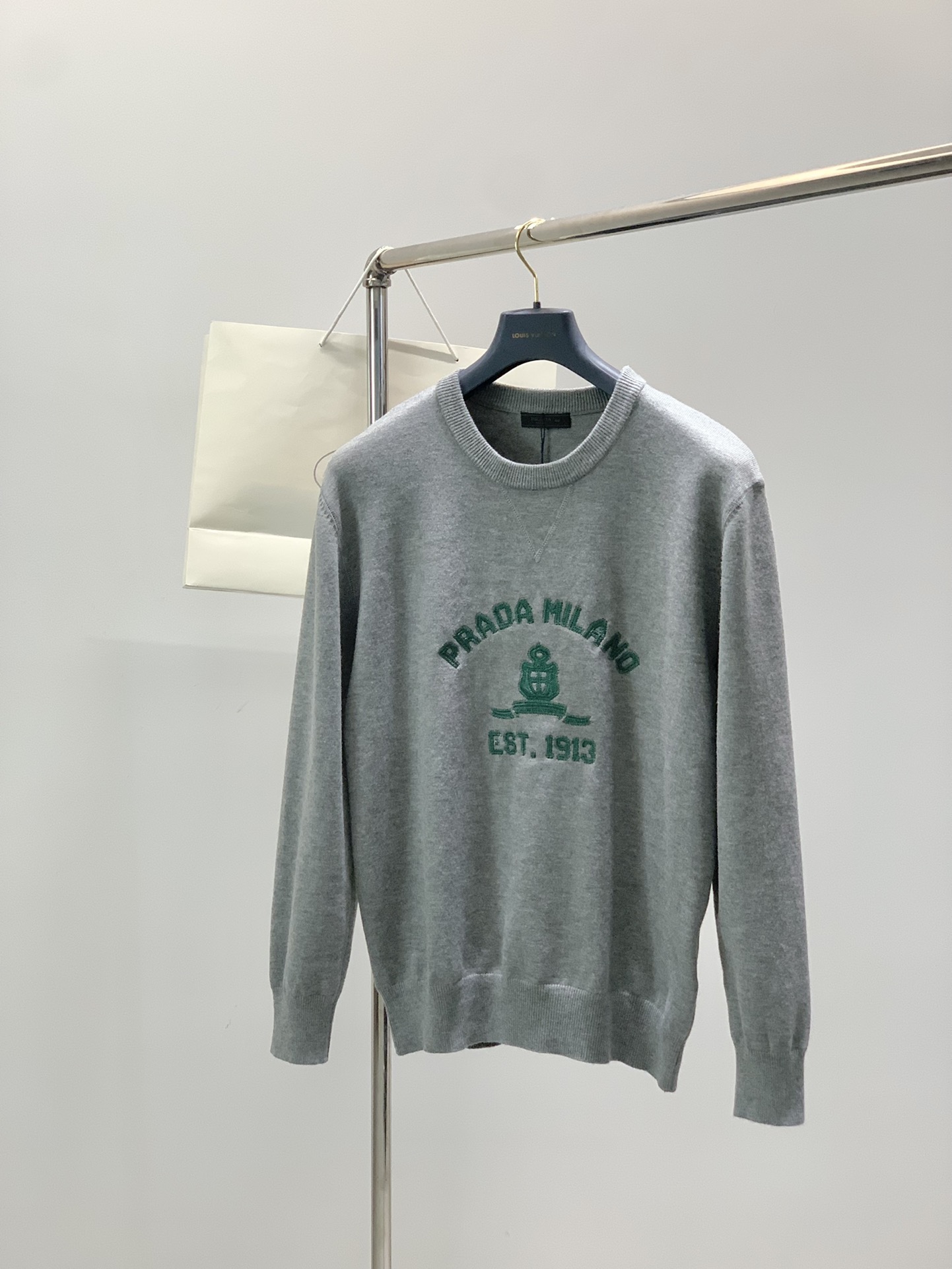 NO:546054,,PRADA Prada, the latest product for autumn 2025, available at the same time for sale in the counter, fashionable and casual round neck long-sleeved knitted sweater, imported original fabric, extremely complex workmanship, the only channel that can be used as a purchasing agent level, top-level embroidery craft letter pattern logo, extremely high grade, comfortable and versatile, handsome and stylish on the upper body, S-XXL Size SML XLXXL Length 65.567.569.571.573.5 Bust 50.552.554.556.558.5 Shoulder width 4647.54950.551.5 Sleeve length 6061626363,,prada,prada,sweaters,alexander wang19860909,PRADA 普拉达,2025秋季最新品,专柜同步有售,时尚休闲圆领长袖针织毛衣,进口原版面料,做工极为复杂,唯一可以做代购级别的渠道狠货,顶级刺绣工艺字母图案logo,档次极高,舒适百搭,上身帅气有型,码数S-XXL 尺码SML XLXXL 衣长65.567.569.571.573.5 胸围50.552.554.556.558.5 肩宽4647.54950.551.5 袖长6061626363,,prada,prada,sweaters,alexander wang,Men's clothing