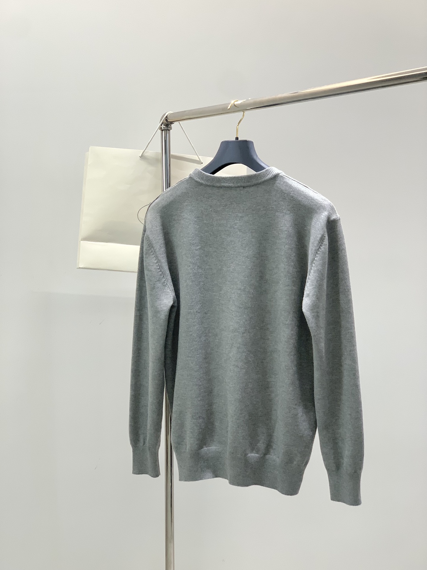 ，PRADA 普拉达，2025秋季最新品，专柜同步有售，时尚休闲圆领长袖针织毛衣，进口原版面料，做工极为